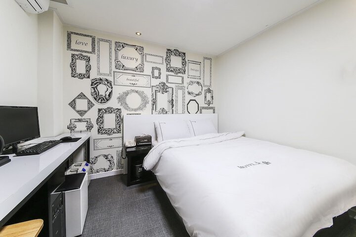 Room 8 of 28