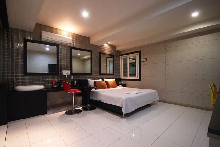 Room 2 of 33