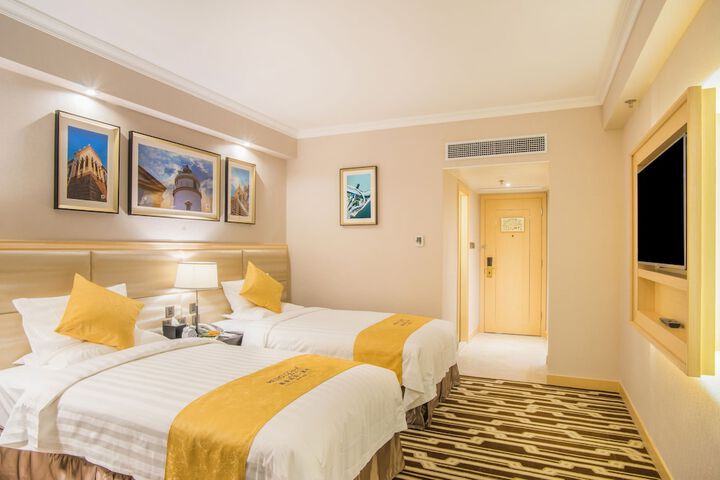 Room 13 of 28