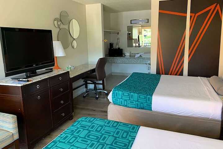 1 Queen Bed (13 of 13)