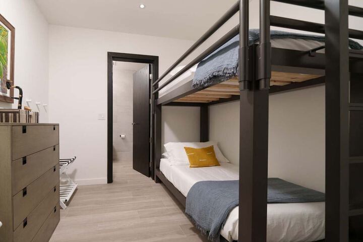 Room 44 of 172