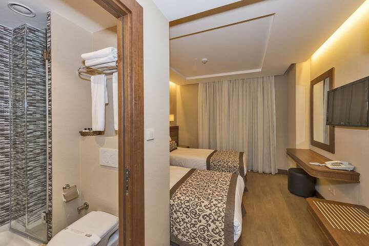 Room 28 of 60