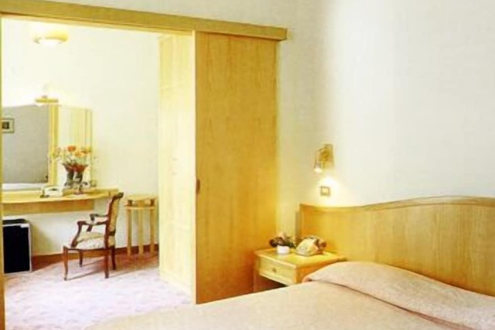 Room 8 of 42
