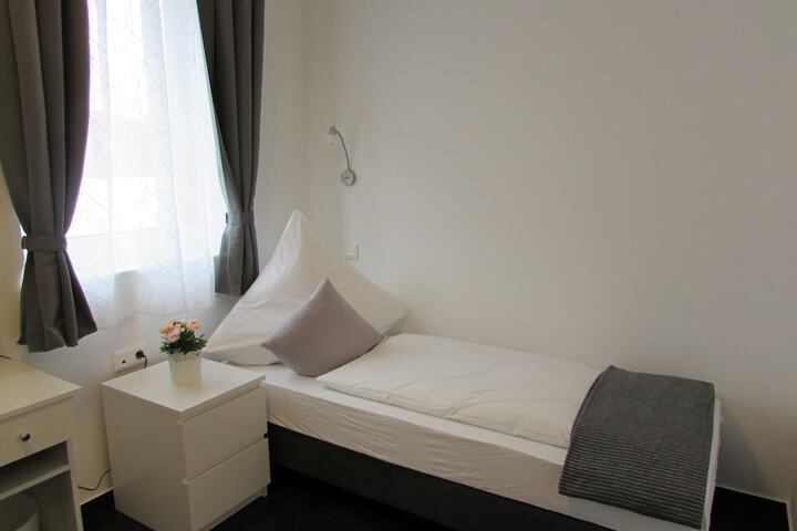 Room 6 of 11