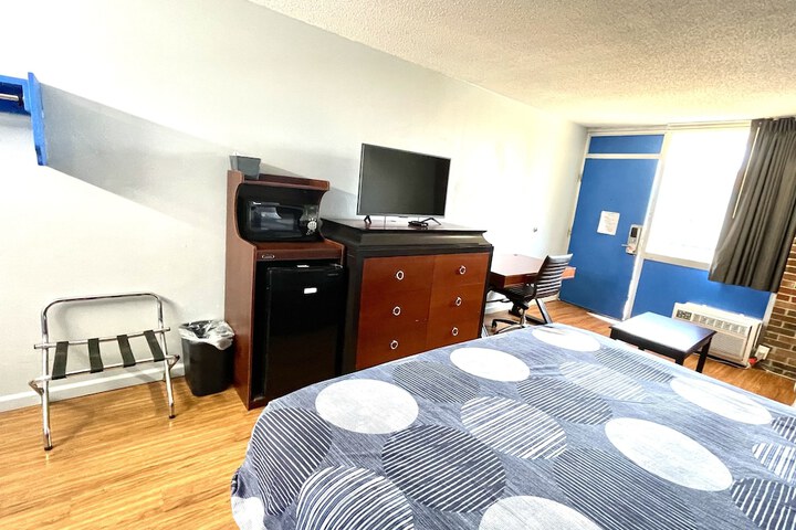 1 King Bed (8 of 11)