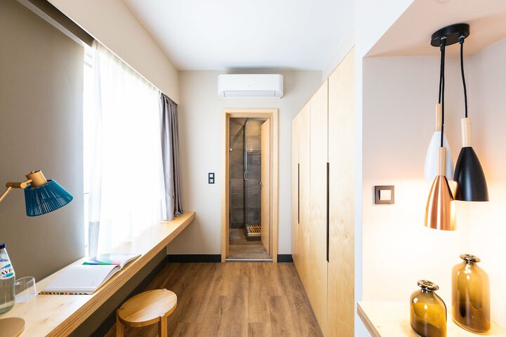 Room 21 of 102
