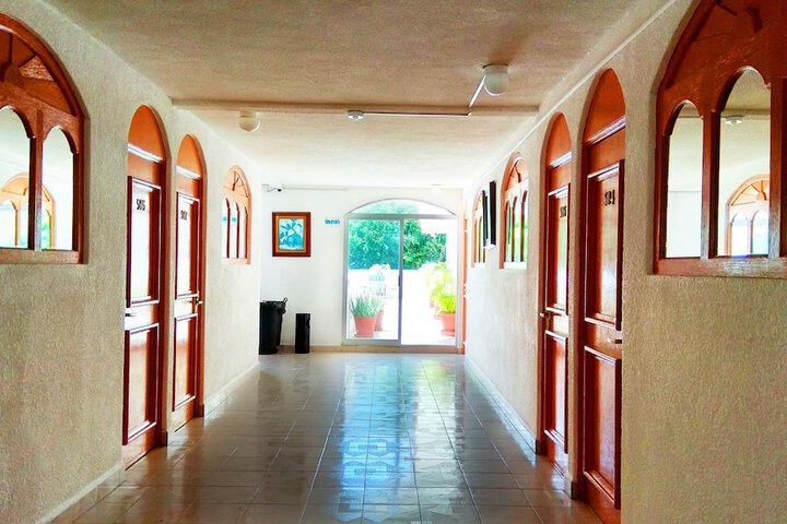 Ballroom/Hall 28 of 33