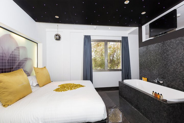 Room 43 of 100