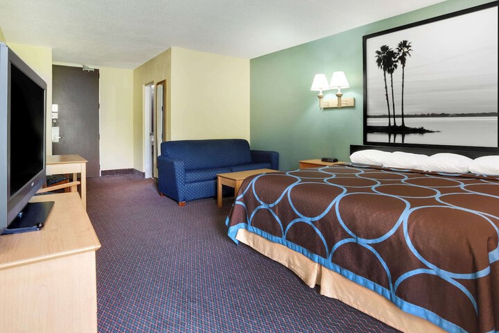 1 King Bed Deluxe Room (10 of 14)