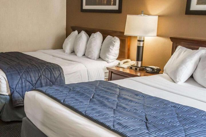 2 Queen Beds (5 of 7)