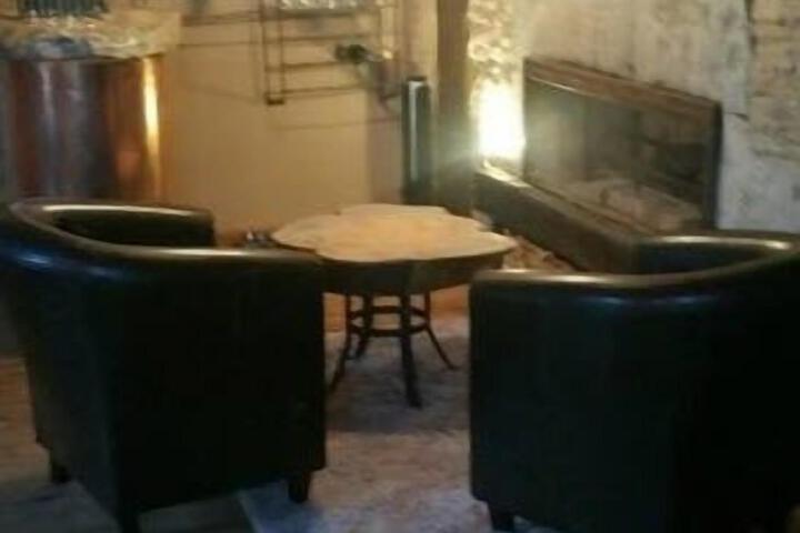 Room 4 of 9