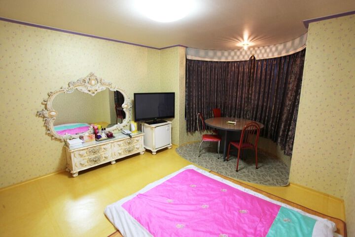 Room 76 of 79