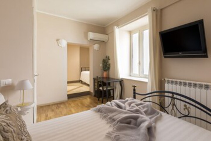 Room 10 of 28