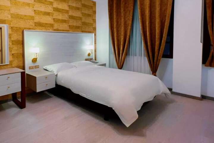 Room 13 of 90