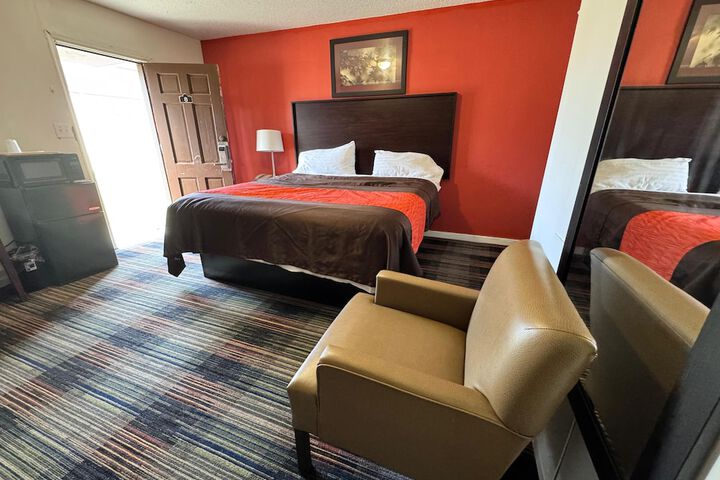 1 King Bed (1 of 14)