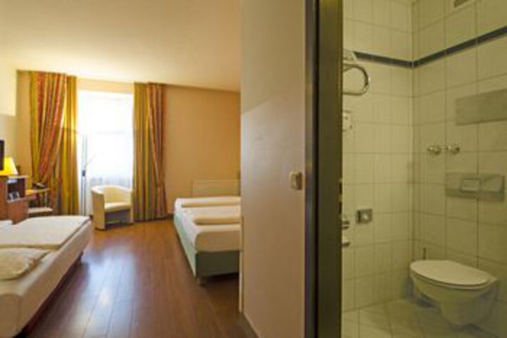 Room 33 of 84
