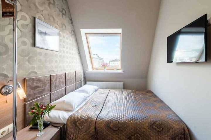 Room 4 of 33