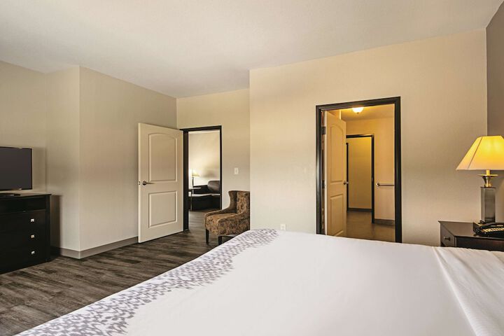 1 King Bed Mobility Hearing Accessible Room Bathtub with Grab Bars (6 of 22)
