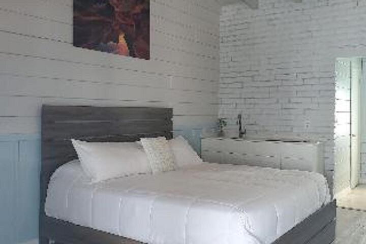 1 Queen Bed (1 of 4)