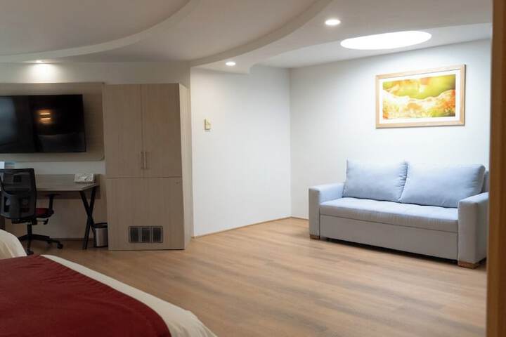Room 6 of 18