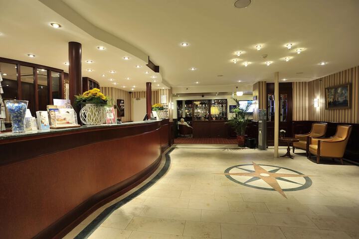 Entrance & Lobby