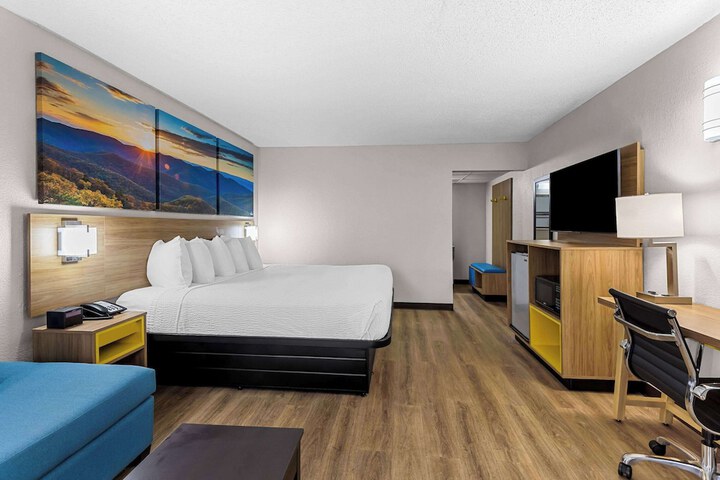 1 King Bed (9 of 10)