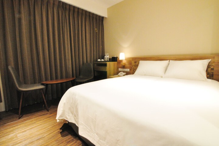 Room 2 of 77