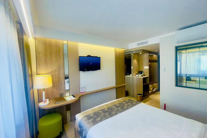 Room 18 of 28