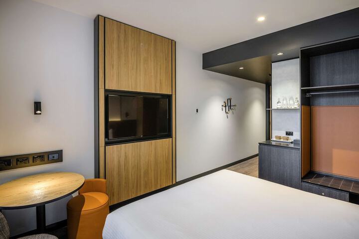 Room 14 of 97