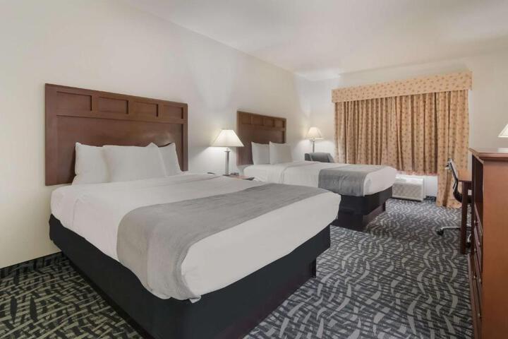 2 Queen Beds Microwave and Refrigerator WiFi Continental Breakfast (3 of 6)