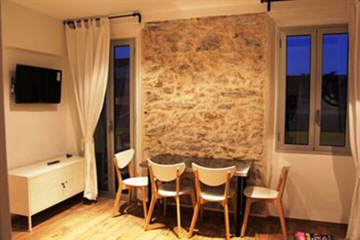 Room 10 of 14