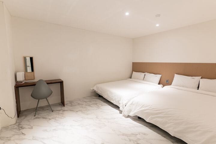 Room 15 of 40