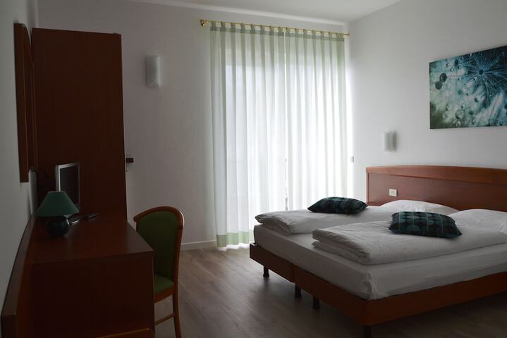 Room 5 of 68
