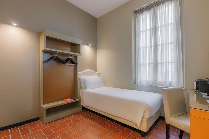 Room 33 of 96