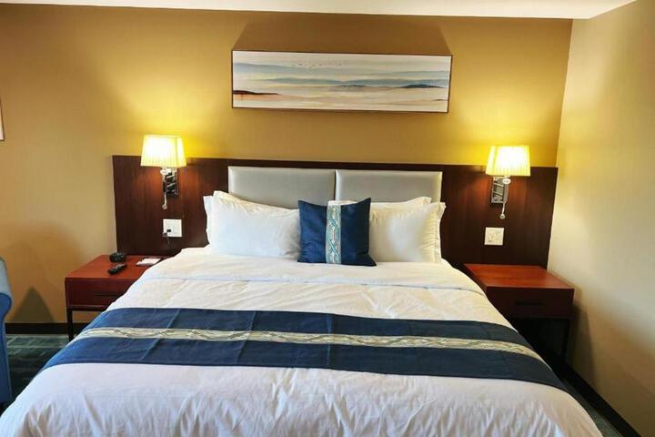 1 Queen Bed (1 of 2)