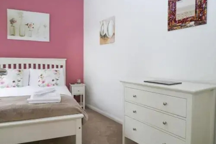 Room 4 of 16