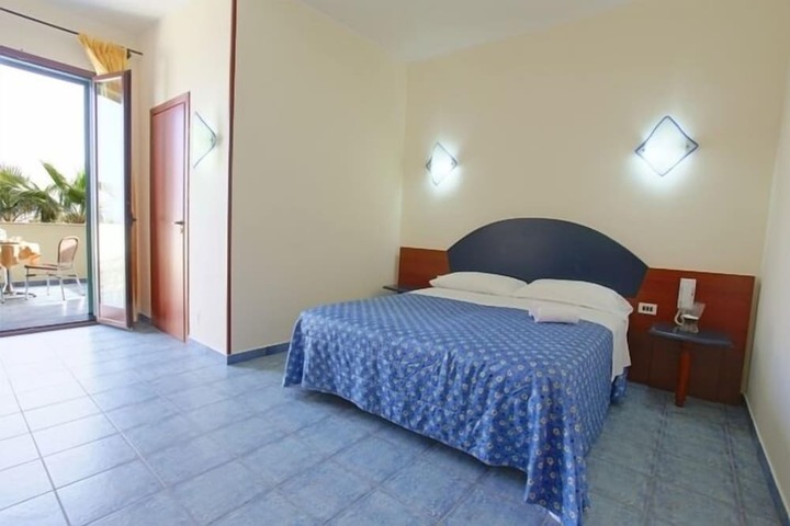 Room 13 of 32