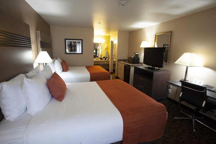 2 Queen Beds (7 of 8)