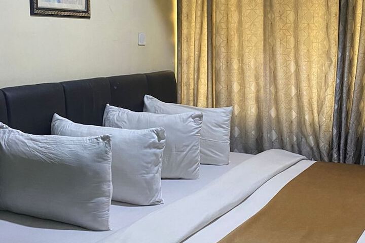 Room 6 of 14