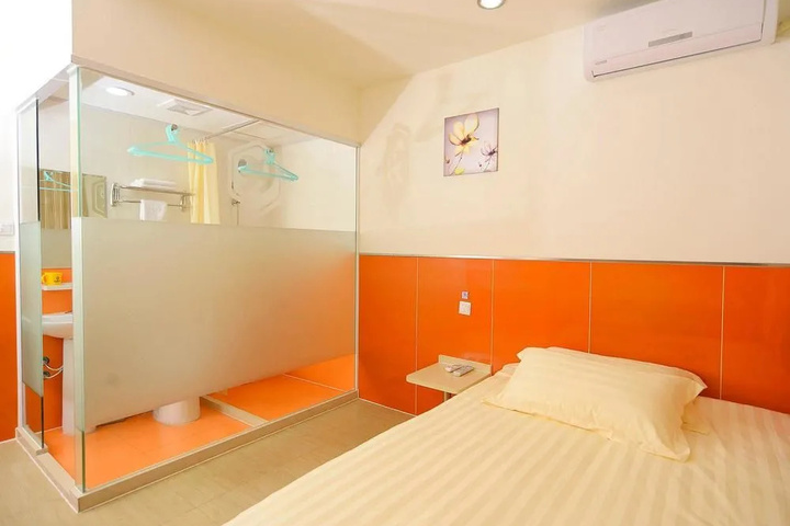 Room 4 of 8