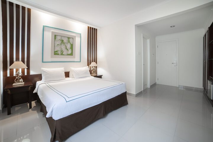Room 8 of 33