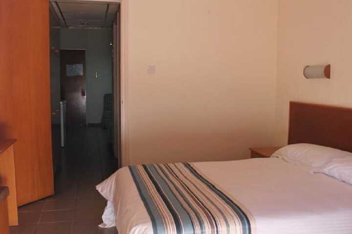 Room 4 of 38
