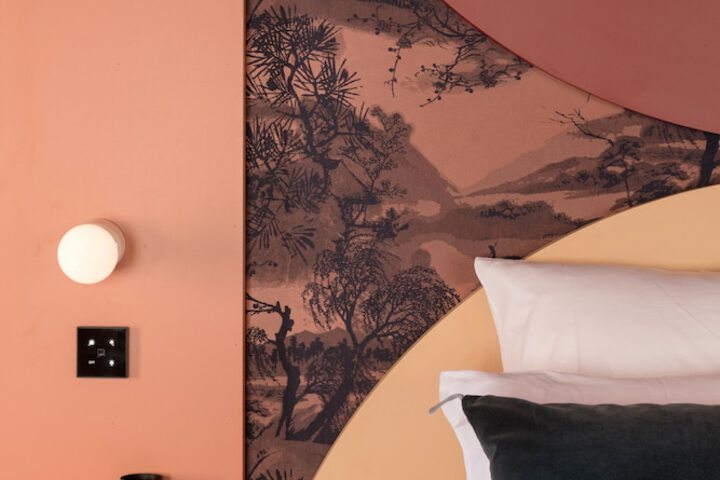 Room 210 of 285