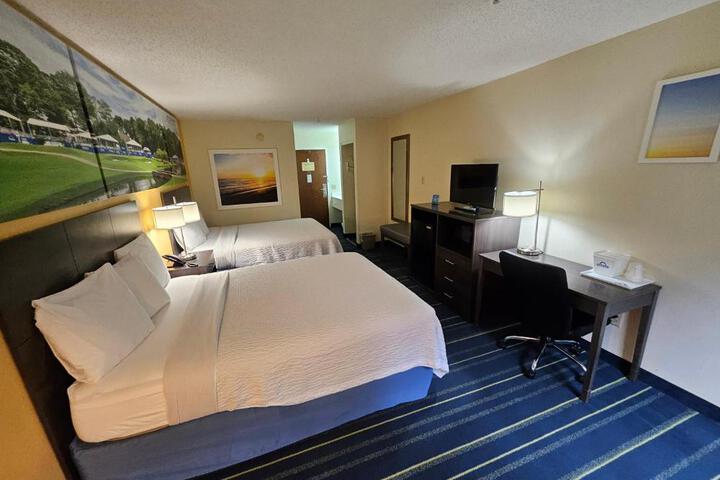 2 Queen Beds (2 of 7)