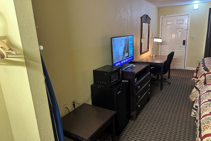 2 Queen Beds (3 of 17)