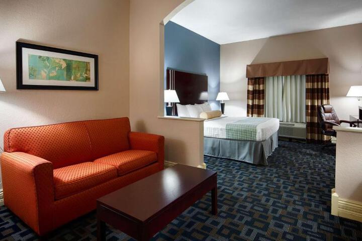 1 King Bed Sofa Bed Wet Bar Work Desk Microwave and Refrigerator WiFi Full Breakfast (8 of 8)