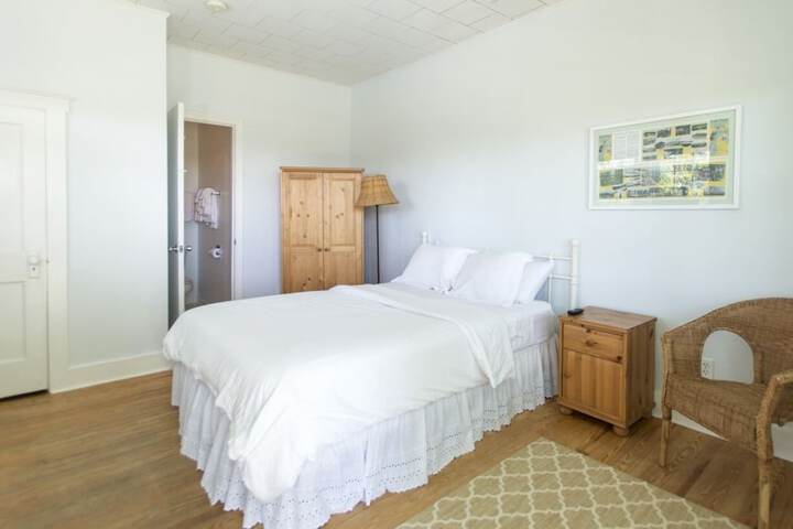 House Queen Size Bed (14 of 25)