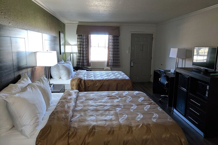 2 Queen Beds (1 of 11)