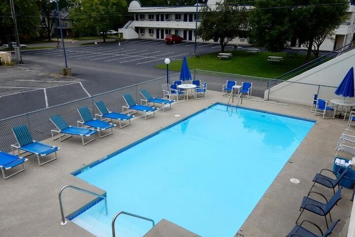 Swimming pool at Dells Park Motel