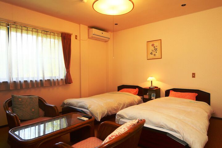 Room 4 of 40